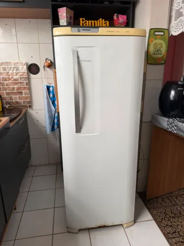 Geladeira semi nova 