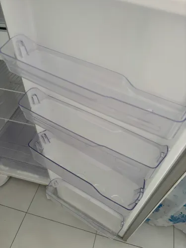 Vendo geladeira Electrolux 240L, 1 porta, cor branca, em bom estado de conservação.