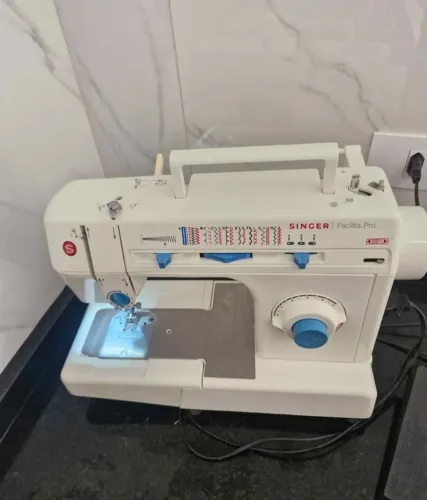 Máquina de costura singer 127v 