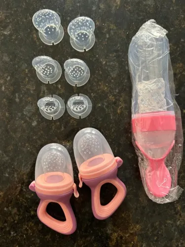 ? Kit Alimentação Infantil 2 em 1 - Chupeta Porta Frutinha + Mamadeira Colher Dosadora!