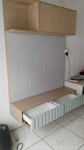 painel de tv com frente gaveta ripada