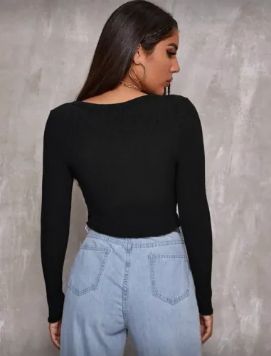 T-shirt com botões canelados