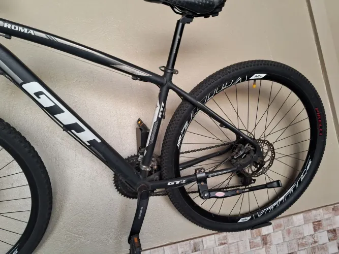 Bike GTI aro 29, quadro 17 na cor preta.