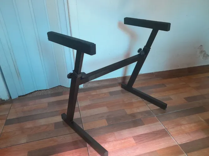 Suporte " Z" para pianos digital cor preta ajustavel