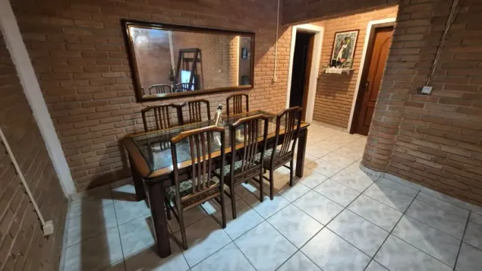 Mesa de Jantar de Madeira e Vidro + Cadeiras e Espelho