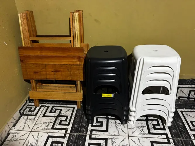 Vendo 2 mesa 8 bancos novos comprei pra fazer venda e nao deu muito certo