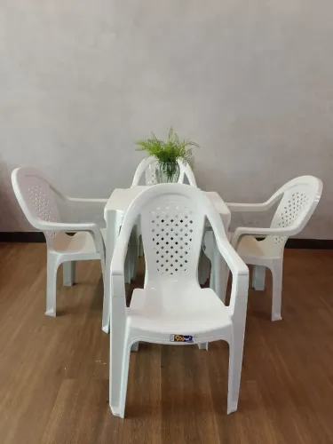 CONJUNTO DE PLÁSTICO POLTRONA JACARECICA (152Kg) E MESA CORURIPE MONOBLOCO