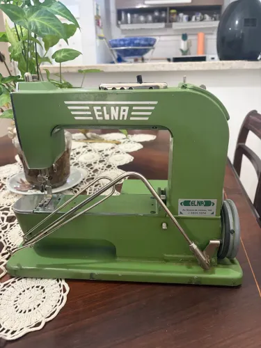 Máquina de costura Elna, da Tavaro S.A, feita na Suíça na década de 40, sem detalhes