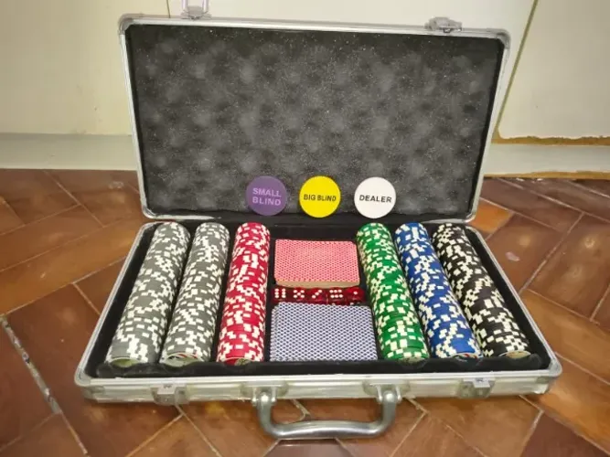 Maleta de Poker - 300 Fichas + Dados + Cartas
