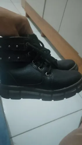 Bota tamanho 24
