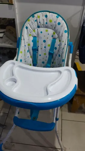 Cadeira de alimentação em bom estado só precisa lavar.