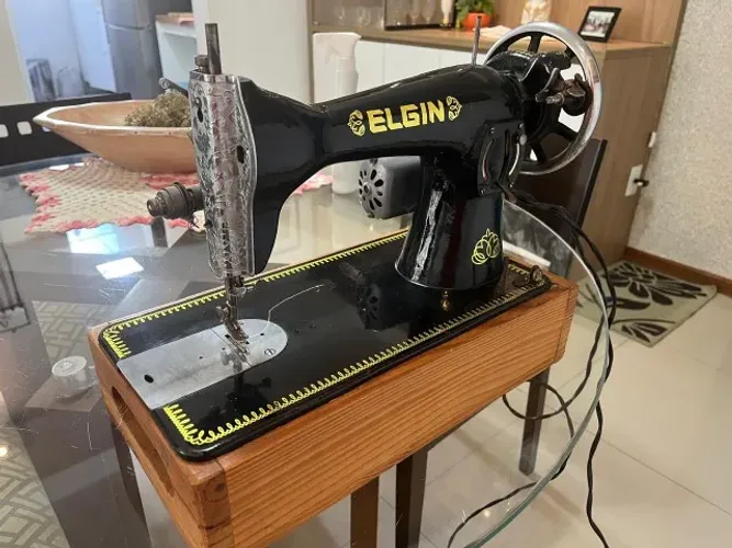 Máquina de costura Elgin com gabinete