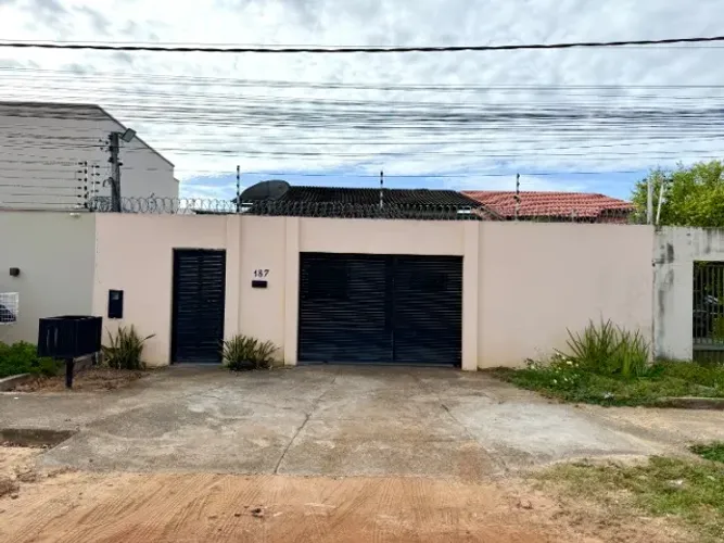 Aluga-se casa no bairro Aeroporto, com 03 quartos e piscina