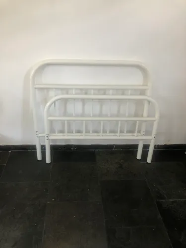 Cama de solteiro de aço. Tokstok