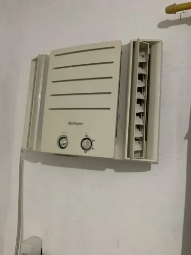 Ar Condicionado Janela Springer Midea Mecânico 10.000 BTUs Frio 127V QCL108BB Voltagem