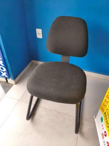 Cadeira fixa confortável e forte