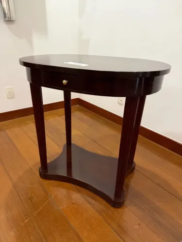 Mesa lateral oval estilo inglês em madeira