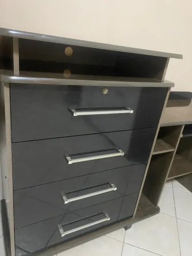 Cômoda novíssima com mesa de escritório embutida