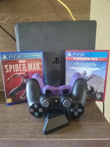 Playstation 4 slim 1TB + 2 manetes+ 2 jogos +base de carregamento