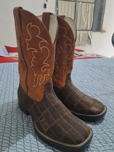 Bota goyazes tubarão. 