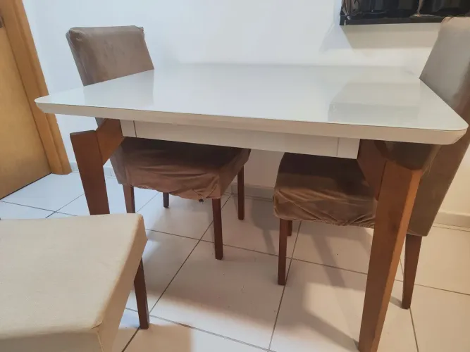 Vendo mesa de madeira laqueada 4 cadeiras 