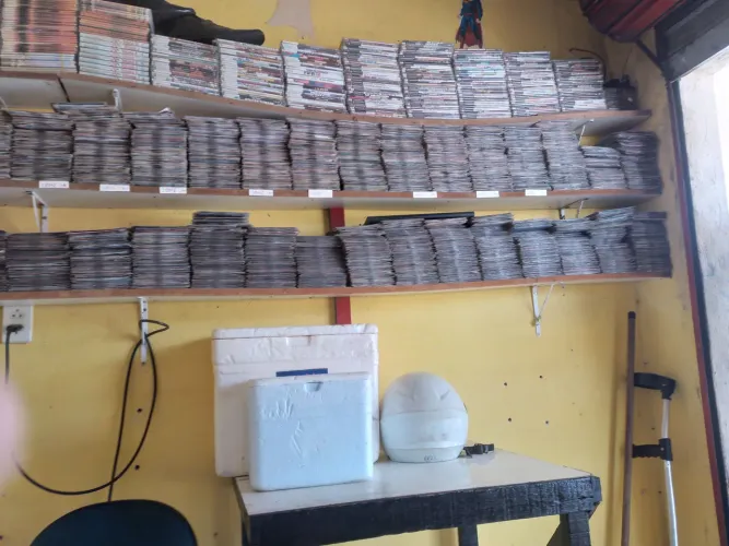 Vende-se DVDs e CDs