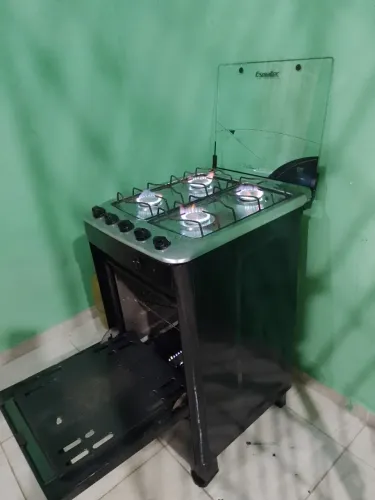 Vende se fogão esmalte funcionando as 4 bocas e forno perfeitamente 