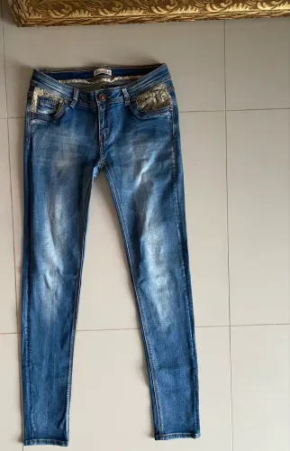 Calça jeans feminina Crocker cos baixo skinny detalhe em renda bege afunilada