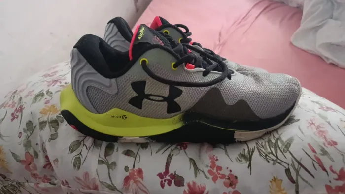 Tenis Under Armour buzzer