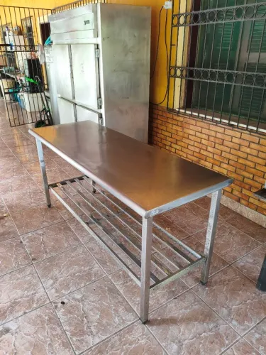 Mesa Bancada Industrial em Aço Inox com Prateleira Inferior - 1,88m