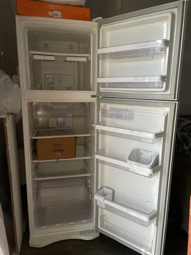 Geladeira Frost Free 220V - R$ 1.100 Vendo geladeira Frost Free 220V