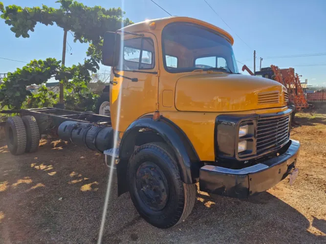 Caminhão Mercedes-Benz L 1513