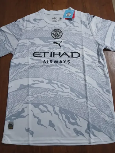 Camisa de Time - Manchester City 24/25 Especial Dragão de Madeira