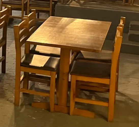 Mesa e cadeira
