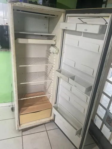 Vendo geladeira usada funcionando perfeitamente só está sem pé