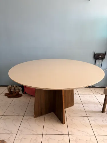 Mesa de Jantar Redonda Branca com Base em Madeira | 4 a 6 Lugares