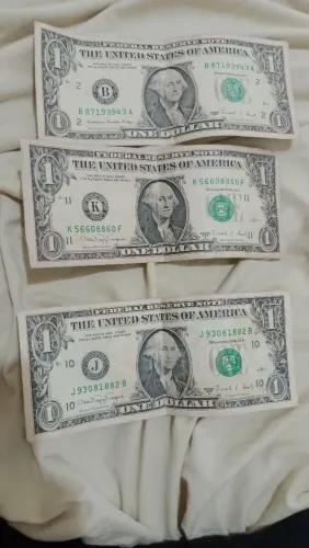 Moedas de um centavo e cedulas antigas