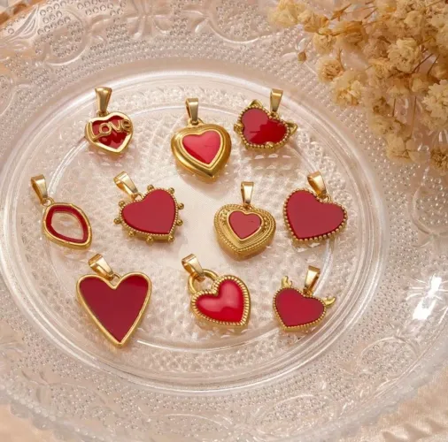 Colar dourado com pingente vermelho em aço inoxidável 