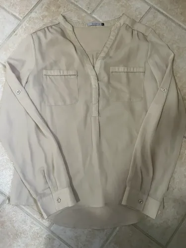 Camisa bege com detalhes em brilho