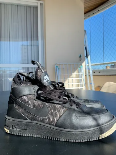 tênis nike air force 1 preto cano médio/alto.