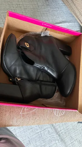 Bota couro da Carmen Steffens 36.