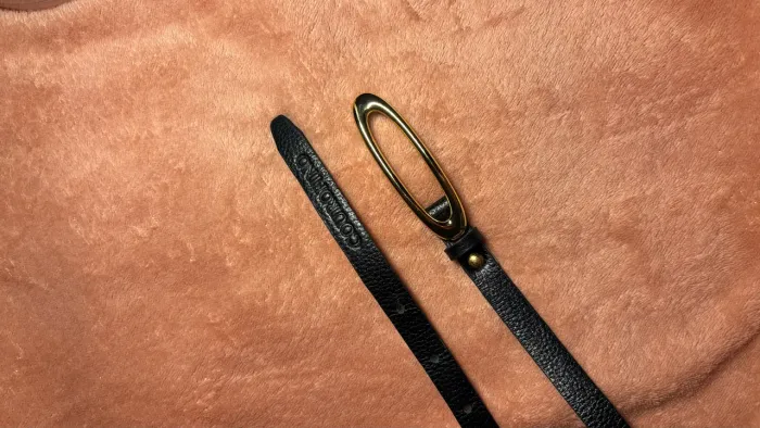 Cinto preto com fivela oval dourada - Couro Fino