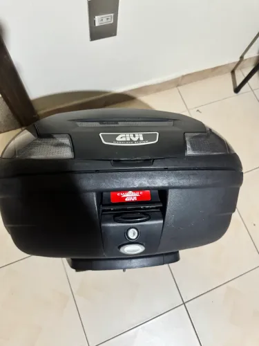 Baú GIVi para 2 capacetes com encosto traseiro