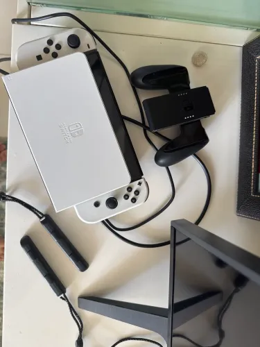 Nintendo Switch OLED Branco Completo + Zelda Breath of the Wild | Estado de Novo