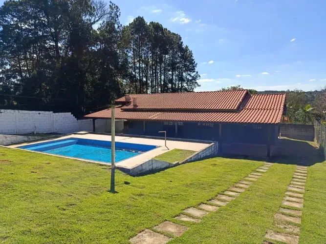 CHACÁRA COMPLETA para venda possui 150 metros quadrados com 3 quartos