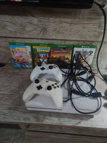 Xbox One S 500GB + 2 Controles + 4 Jogos Originais (Minecraft, Crash, CTR e Xenoverse 2)
