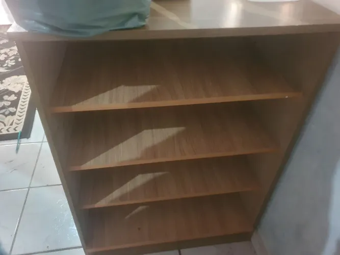 Estante para cozinha, com 4 divisórias sem avarias em perfeito estado por 250