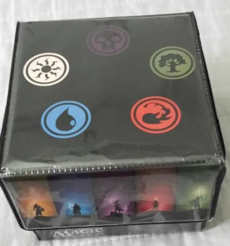 Baralho vermelho de Magic com cartas artefatos