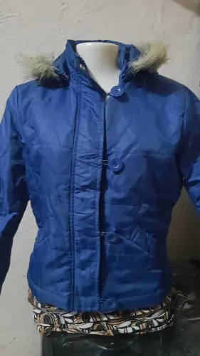Casaco Feminino Azul com Capuz de Pelúcia