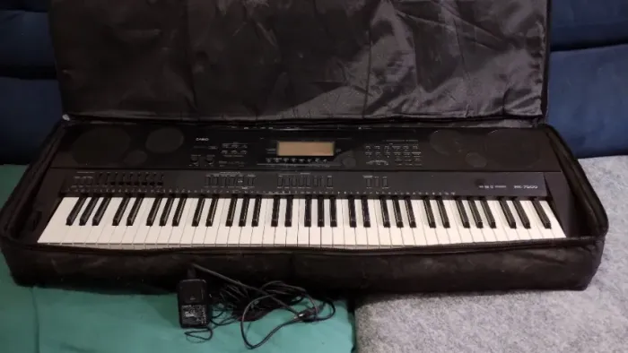 Teclado Casio WK-7500 (76 teclas, arranjador, sequenciador, mixagem)
